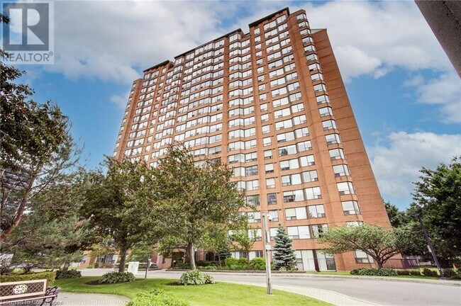 Photo du bâtiment - 1270 Maple Crossing Blvd