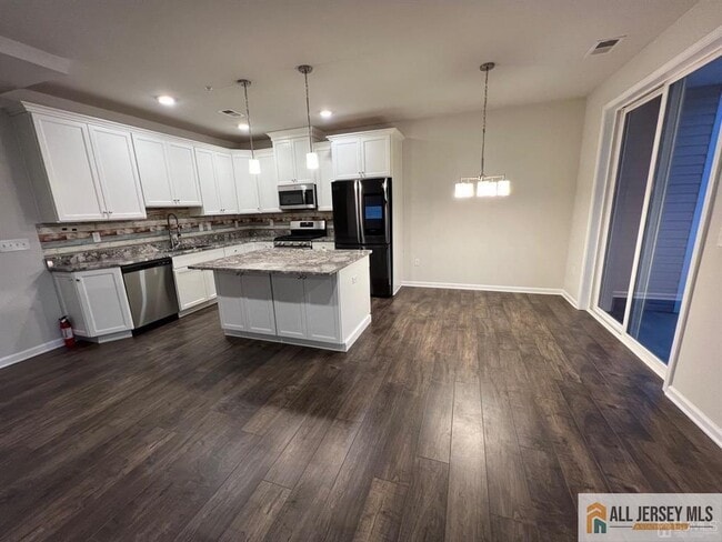 Building Photo - 706 Greenland Square