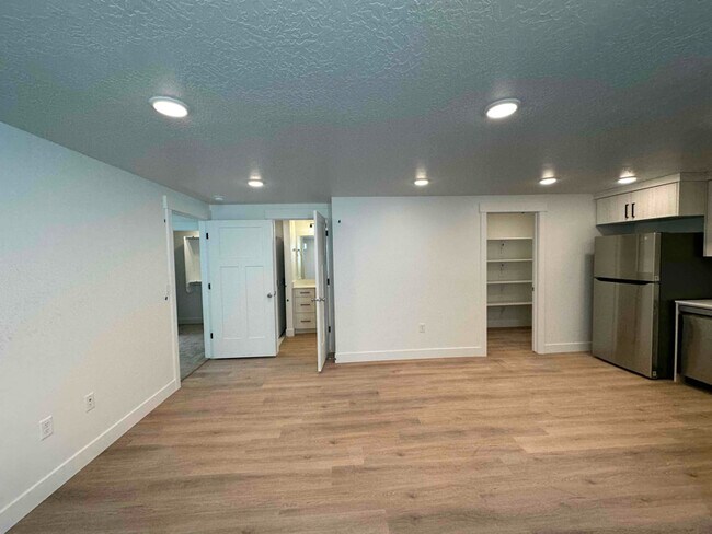 Building Photo - 300 300 N