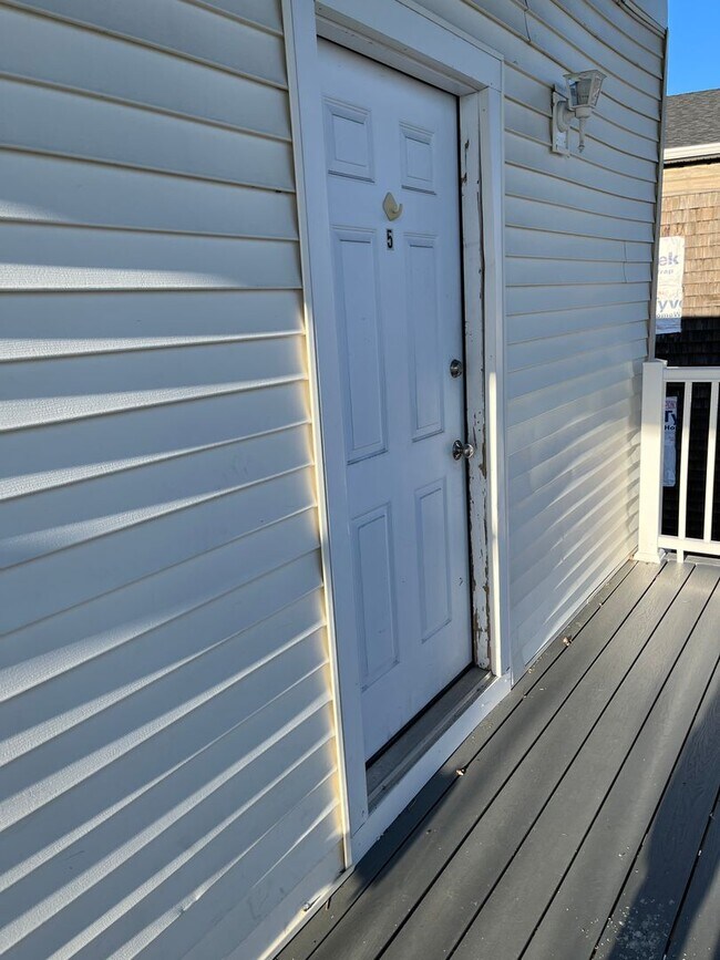 Foto del edificio - Sunny, Recently Refinished, One Bedroom Ap...