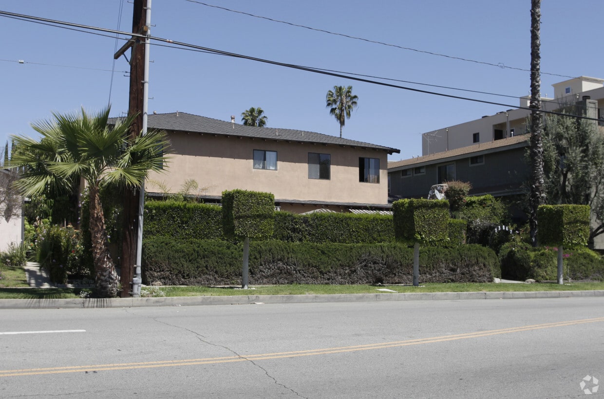 Building Photo - 13047 Moorpark St