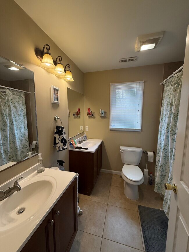 Foto del edificio - 15 Big Meadow Ln