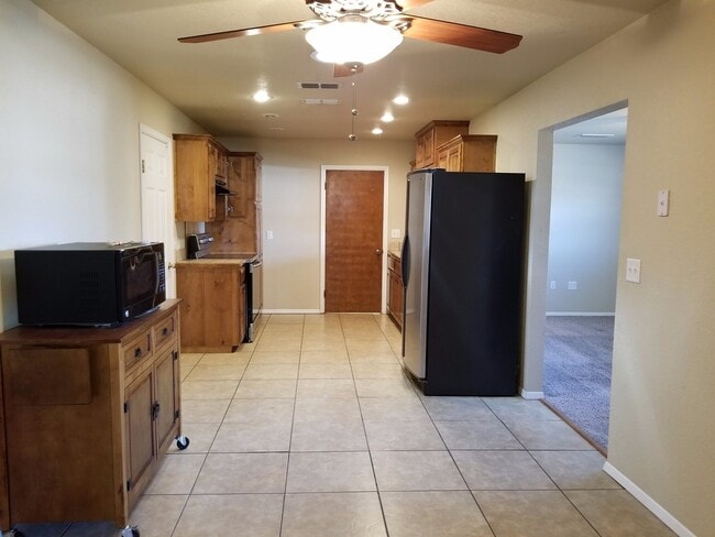 Building Photo - 913 W Yucca Ave