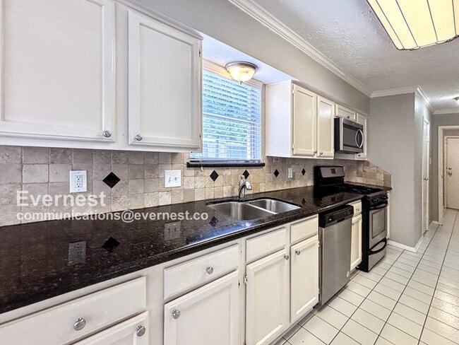 Building Photo - Stunning 3 Bed, 2.5 Bath Home with Modern ...