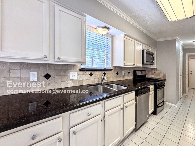 Foto del edificio - Stunning 3 Bed, 2.5 Bath Home with Modern ...