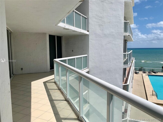 Building Photo - 16425 Collins Ave