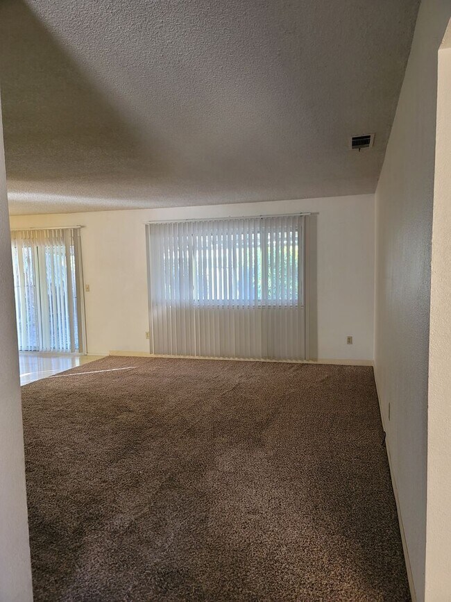 Foto del edificio - 1031 Fallbrook Dr