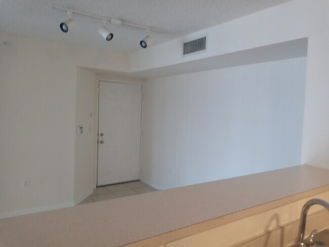 Foto del edificio - Spacious 3bedroom, 3bath condo unit