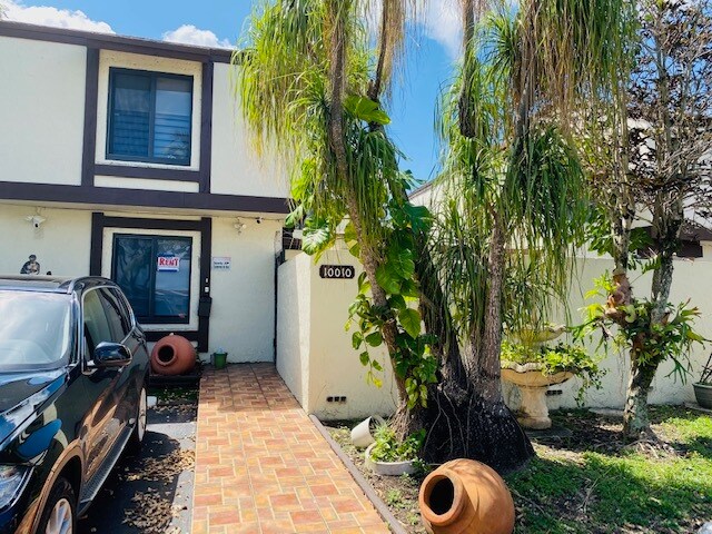 Foto principal - 10010 NW 6th Ter