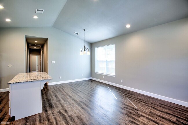 Building Photo - 3 br, 1 bath House - 1305 4th St