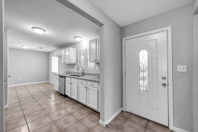 Building Photo - 4 Little John Ln