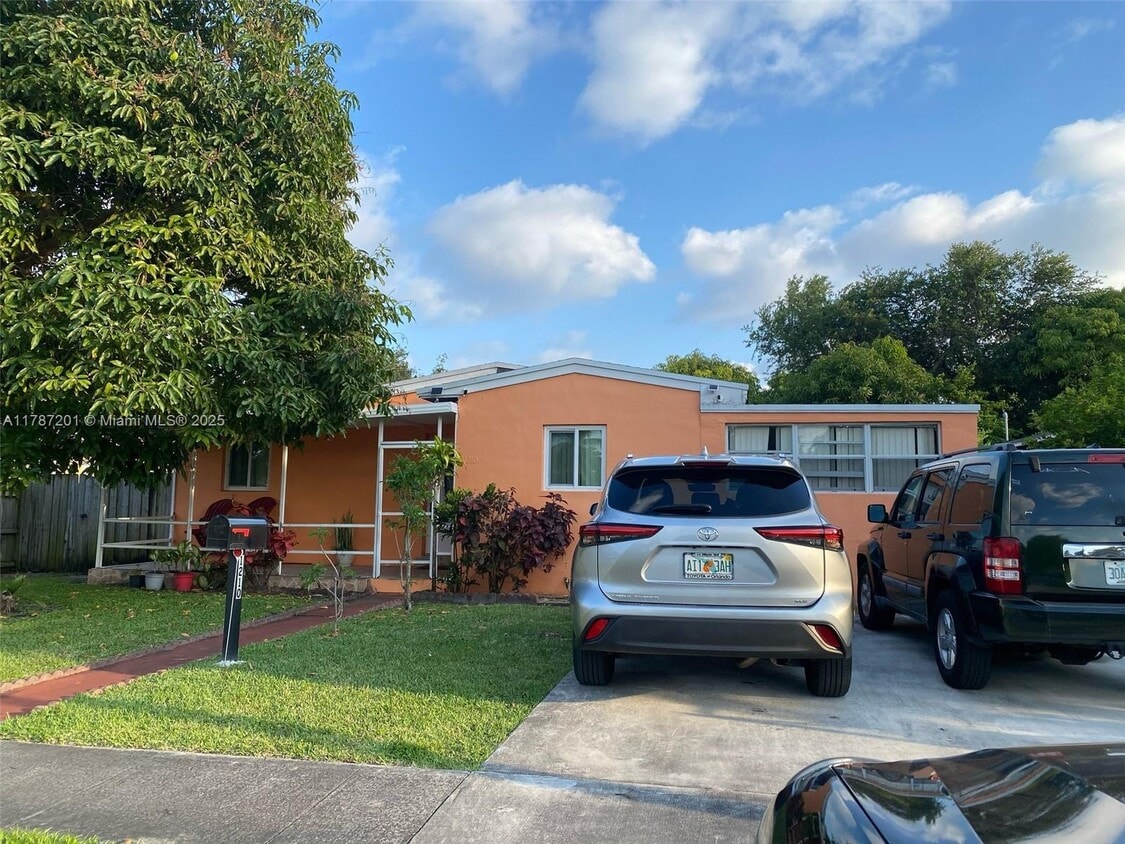 Foto principal - 1210 NE 158th St