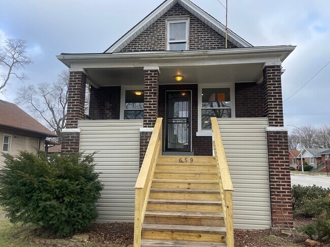 Building Photo - 659 Freeland Ave