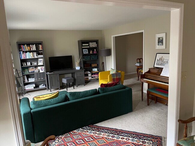 Living Room - 8814 E Kemper Rd