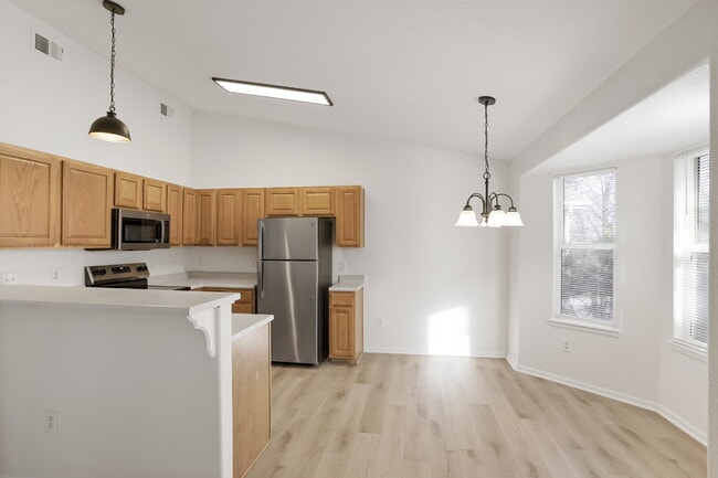 Foto del edificio - Great Two Bedroom Condo with Garage