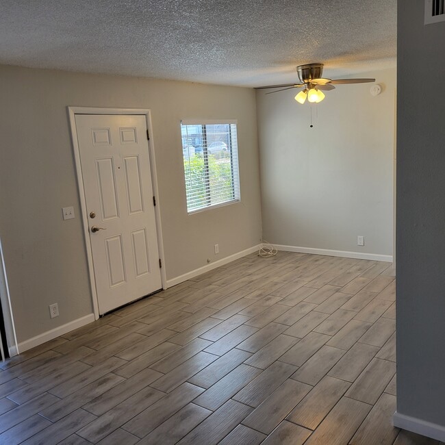 Building Photo - 286 W Palomino Dr