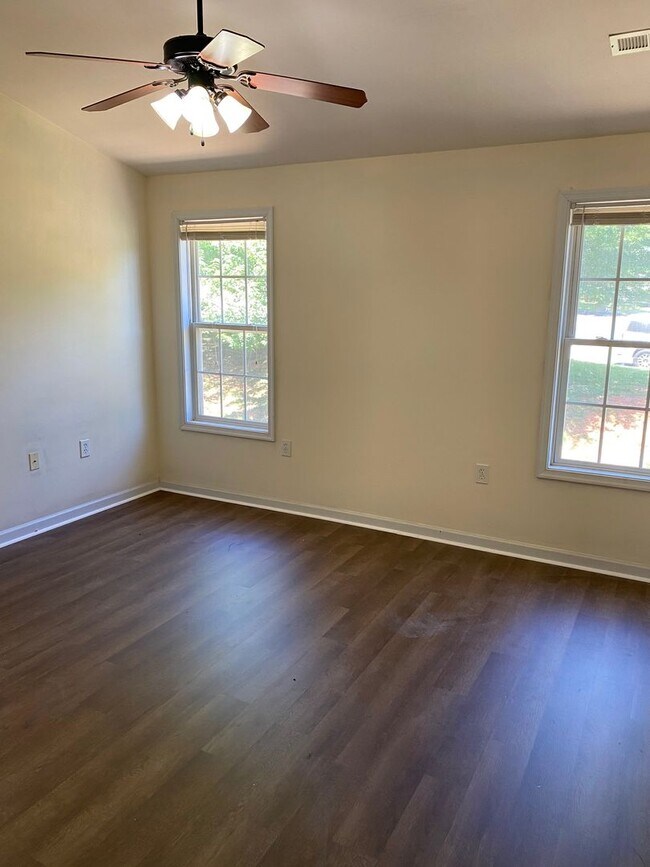 Building Photo - 3 Bedroom || 2.5 Bathroom - Townhome