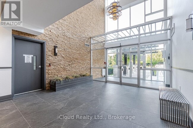 Photo du bâtiment - 570 Lolita Gardens