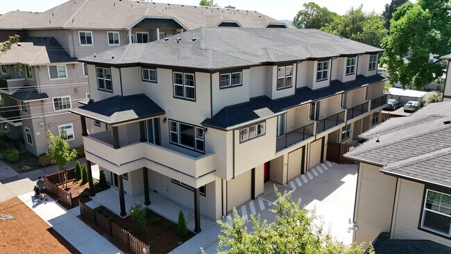 Foto del edificio - 4 Bedroom / 3 bath New Townhome.  Full-size washer and dryer in your unit.