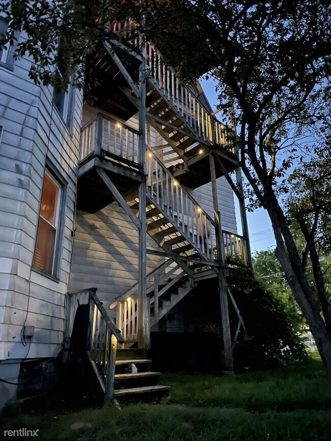 Foto del edificio - 2 br, 1 bath 4plex - 125 Grove Street 3F