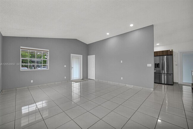 Foto del edificio - 451 E 37th St