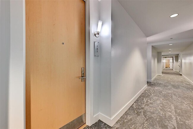 Building Photo - 603 Davis St