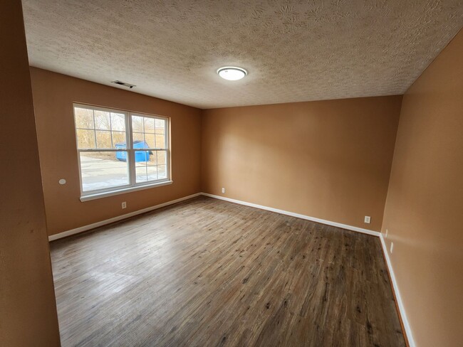 Building Photo - Spacious 2 bedroom 1st floor apartment wit...