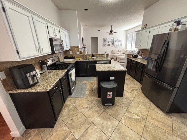 Building Photo - Great Location!