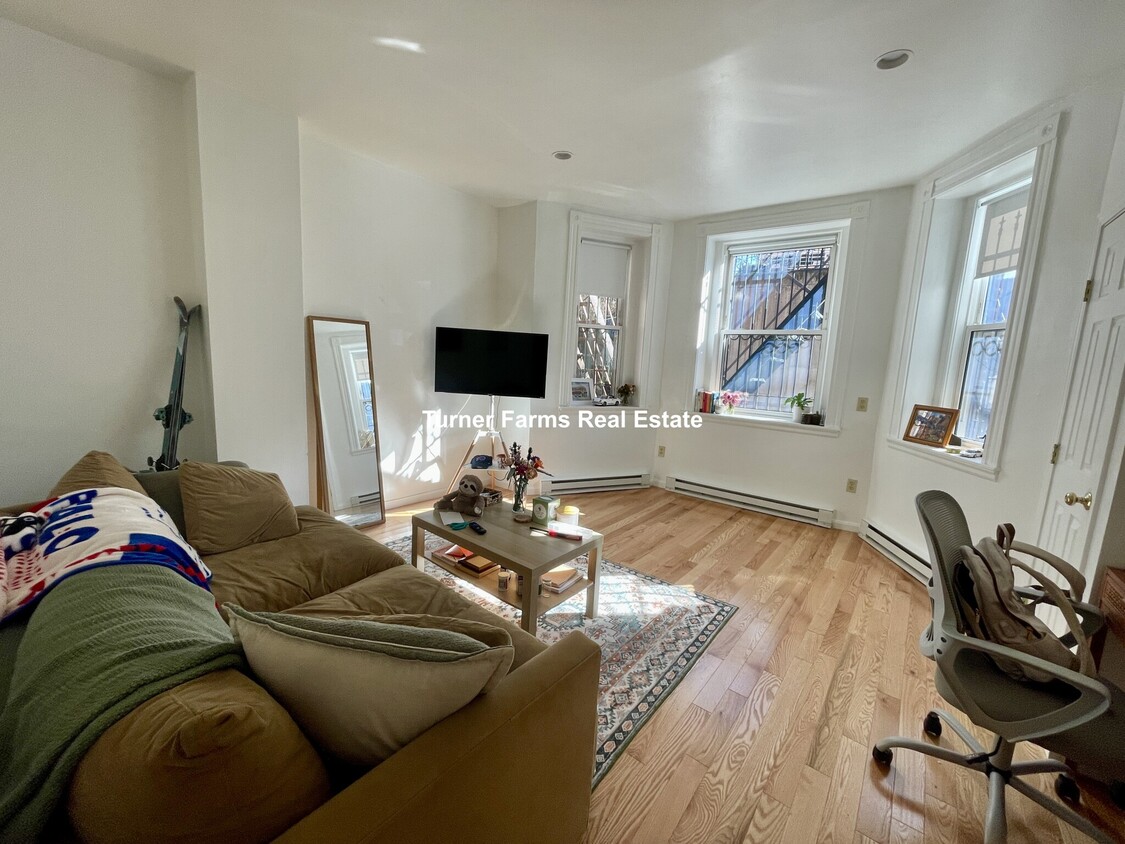 Foto principal - 1077 Beacon St