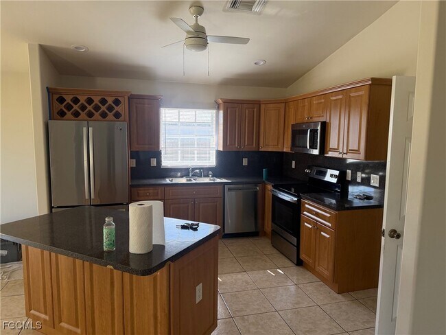 Foto del edificio - 2423 NW 8th Pl