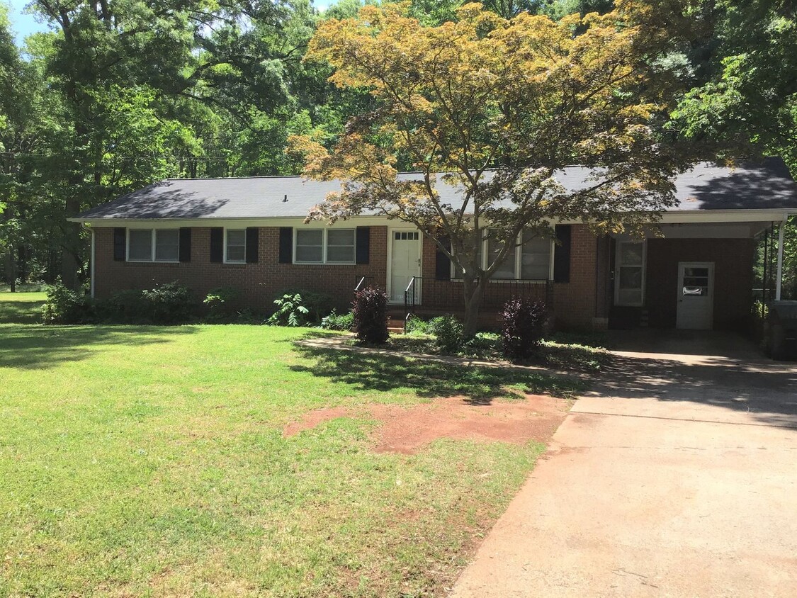 Foto principal - 3 Bedroom 2 Bathroom Brick Ranch Home near...