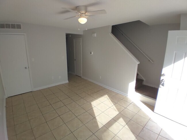 Foto del edificio - Unfurnished 2 Bedroom, 1.5 Bath Town Home ...