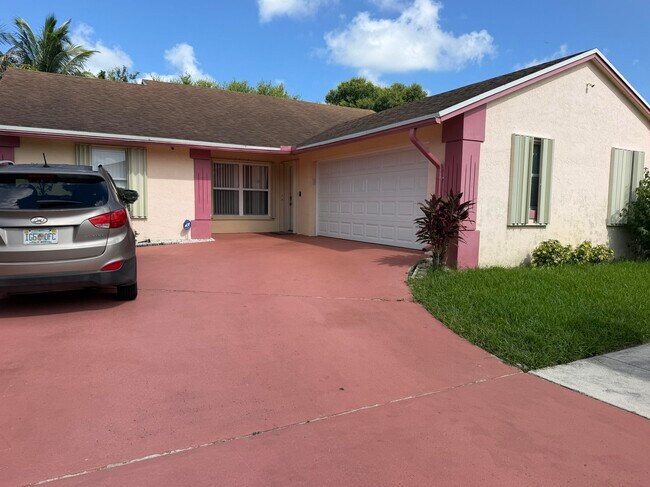 Foto del edificio - 5842 Lake George Pl
