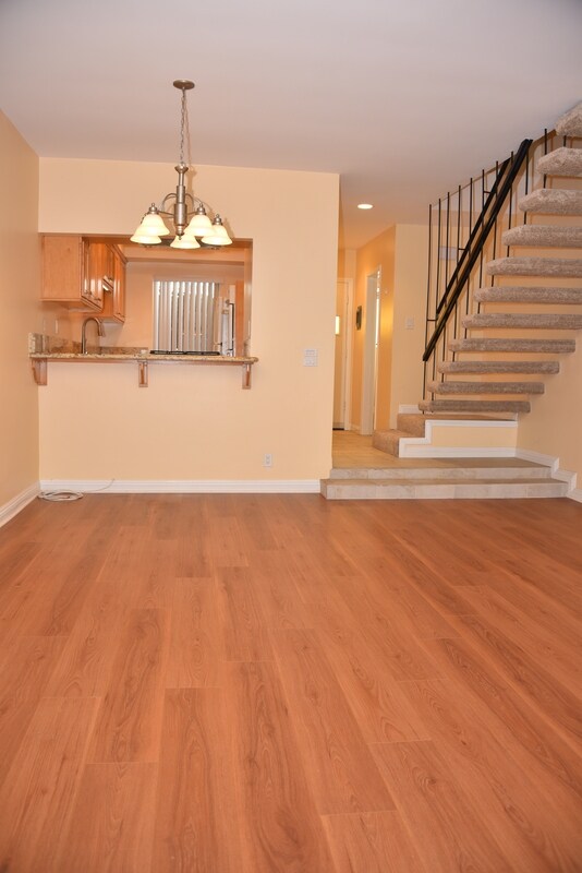 Cocina y escalera desde la sala de estar - 7711 W Manchester Ave
