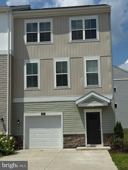 Primary Photo - 400 Honeyberry Ln