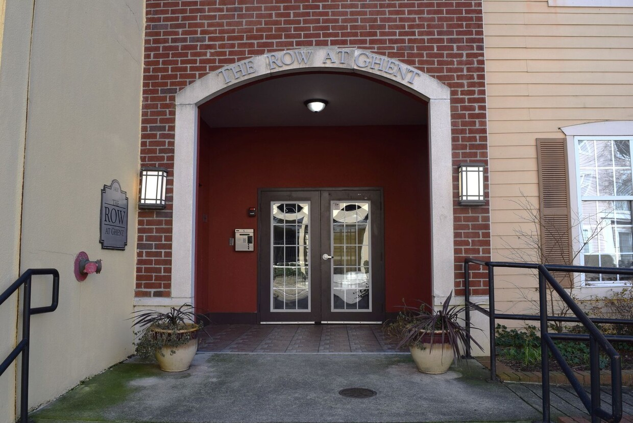 Primary Photo - Conveniently located Condo