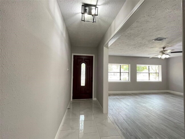 Foto del edificio - 7611 Cabot St