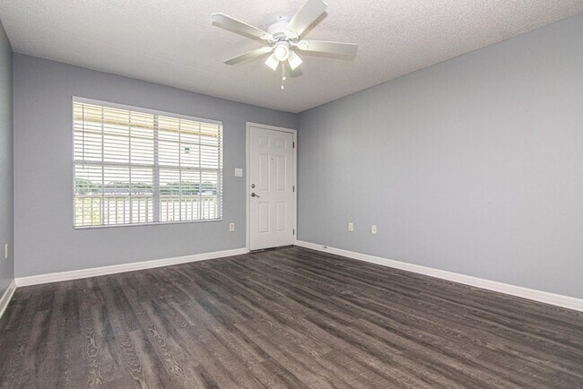 Foto del edificio - Lake Front - 2nd Floor Corner Unit - 1 Bed...