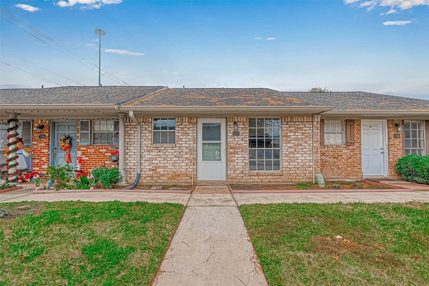 Primary Photo - 1110 W Tri Oaks Ln