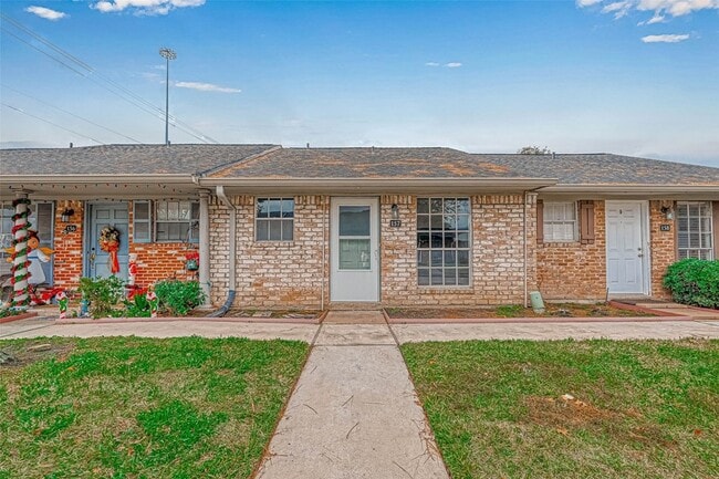 Photo - 1110 W Tri Oaks Ln Apartment