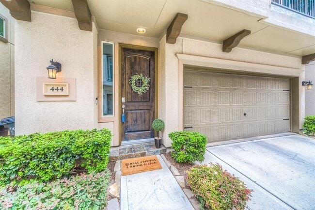 Building Photo - 444 N Live Oak St