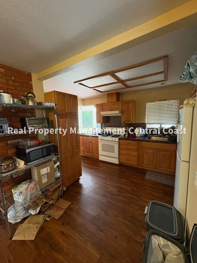 Building Photo - AVAILABLE SEPTEMBER - Updated Home Near Ca...