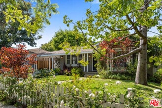 Building Photo - 10933 Ayres Ave
