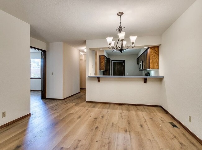Building Photo - Beautiful 3bed/2bath Townhome Available in Westside Norman!!