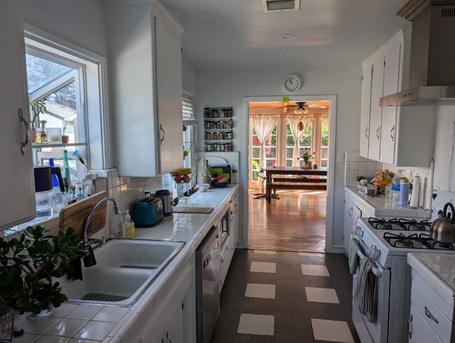 Foto del edificio - 8120 Paso Robles Ave
