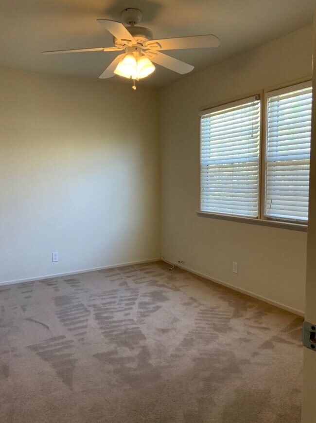 Foto del edificio - Remodeled one bedroom/1 bath upper unit - ...