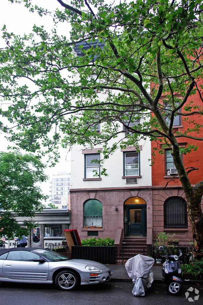 Building Photo - 491 W 22nd St