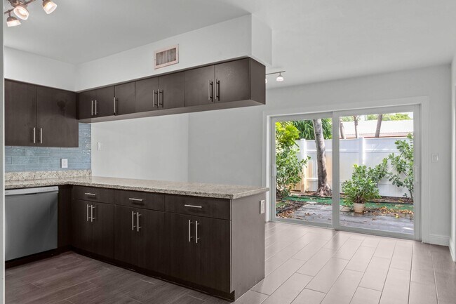Foto del edificio - 2133 NE 56th Ct
