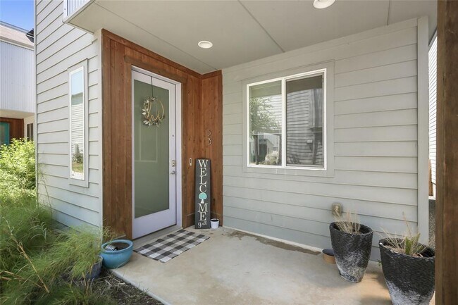 Building Photo - 801 N Bluff Dr