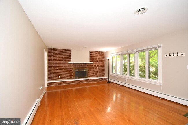Building Photo - 9801 Gwynn Park Dr